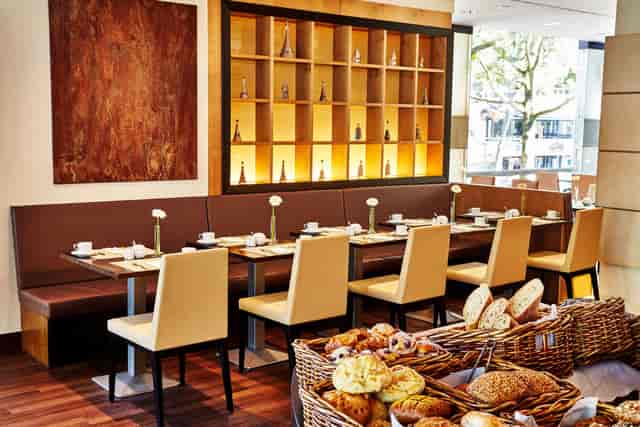 High-end hotel bar in Cologne, ideal for professional networking and corporate breakfast events.