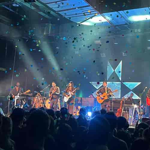 MTC Live Music Club concert finale with dynamic stage lighting for corporate events and gala shows.