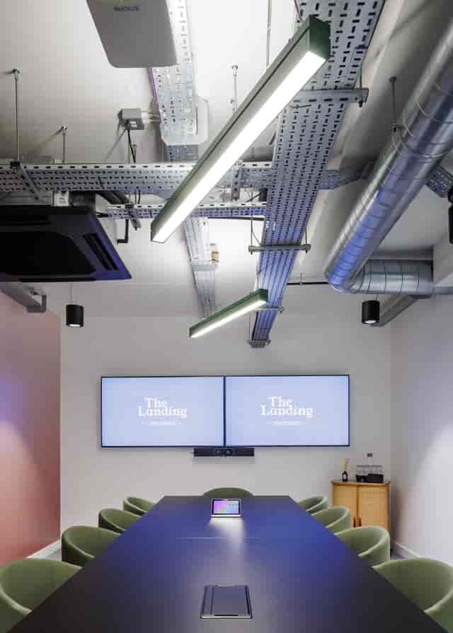 Modern Gibbon Meeting Room with dual displays, ideal for corporate meetings and hybrid events.
