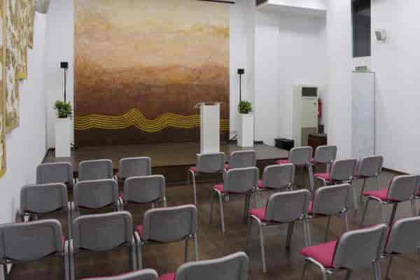 Theater-style workshop room at Sala Auditori Barcelona with elevated stage for events and lectures.