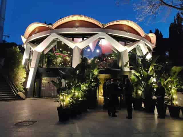 R Low Brossa at Esferic: Architectural gala venue with professional evening lighting.