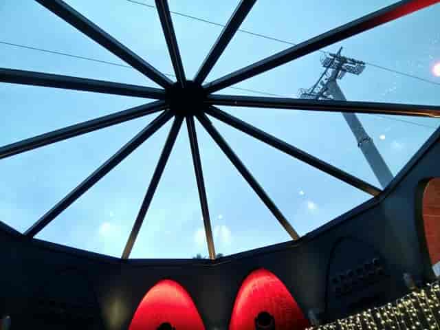 Radial skylight at R Higher Vidreres venue, perfect for luxury evening receptions and gala dinners.
