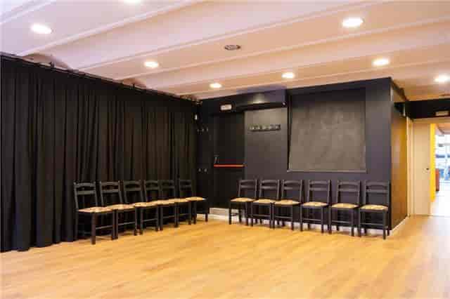 Minimalist workshop space in Ingracia with wood floors, ideal for intimate event and presentation.