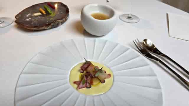 Minimalist dining room at Restaurante Lasarte featuring bespoke table settings for VIP galas.