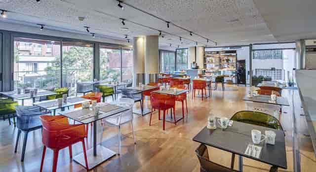 Modern Salon Gaudi event space with industrial design for networking and corporate lunches.