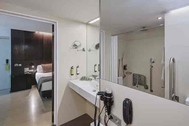 Accessible Salon Sagrada Familia meeting room at Sercotel Rosellón for inclusive corporate events.