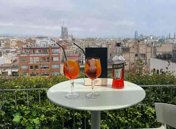 Rooftop bar with iconic skyline views, perfect for corporate networking receptions and events.