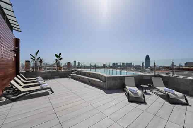 Rooftop pool at Catalonia Atenas, Barcelona: luxury venue for VIP networking and corporate events.