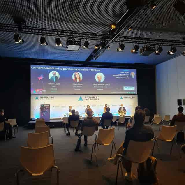 B2B panel discussion with LED backdrop at CCIB Barcelona for corporate congress and AV event.