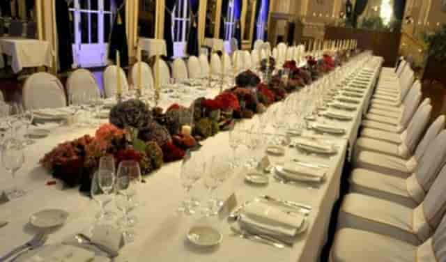 Long-table banquet in Salón Imperial Barcelona with floral runner for wedding or gala dinner.
