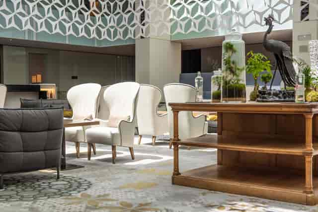 Blanc hotel lobby, elegant breakout space for corporate networking and small group meetings.