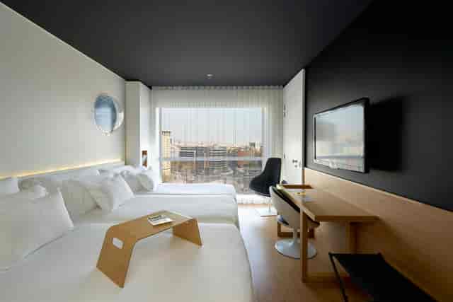 MR.14 hotel room, modern workspace, Barceló Sants, business travel accommodation.