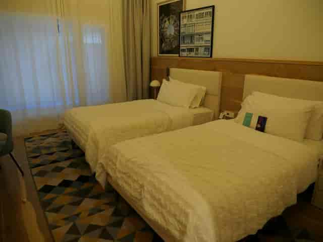 Standard twin hotel room at Le Méridien Barcelona for budget-friendly conference accommodations.
