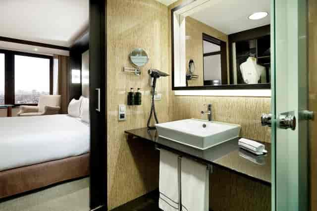 Modern executive guest room at Meliá Barcelona Sarrià with en-suite bathroom for VIP travel.