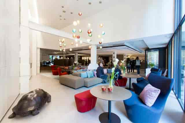 Modern networking lounge at Ohla Eixample with modular seating for corporate events and breakouts.