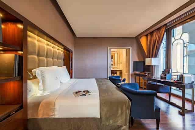 Hotel Casa Fuster premium guest room with ergonomic workspace for executive travel and site visits.
