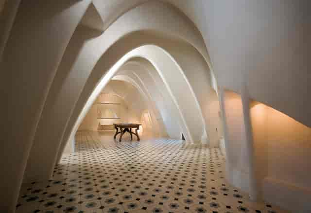 Casa Batlló Great Hall: Elegant venue for intimate VIP art displays and exclusive receptions.