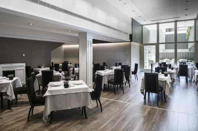 Sala Cava: Sophisticated private dining space with natural light for luxury event hosting.