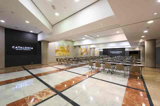 Classroom-style meeting room in Catalonia Eixample 1864 with marble floors for corporate events.