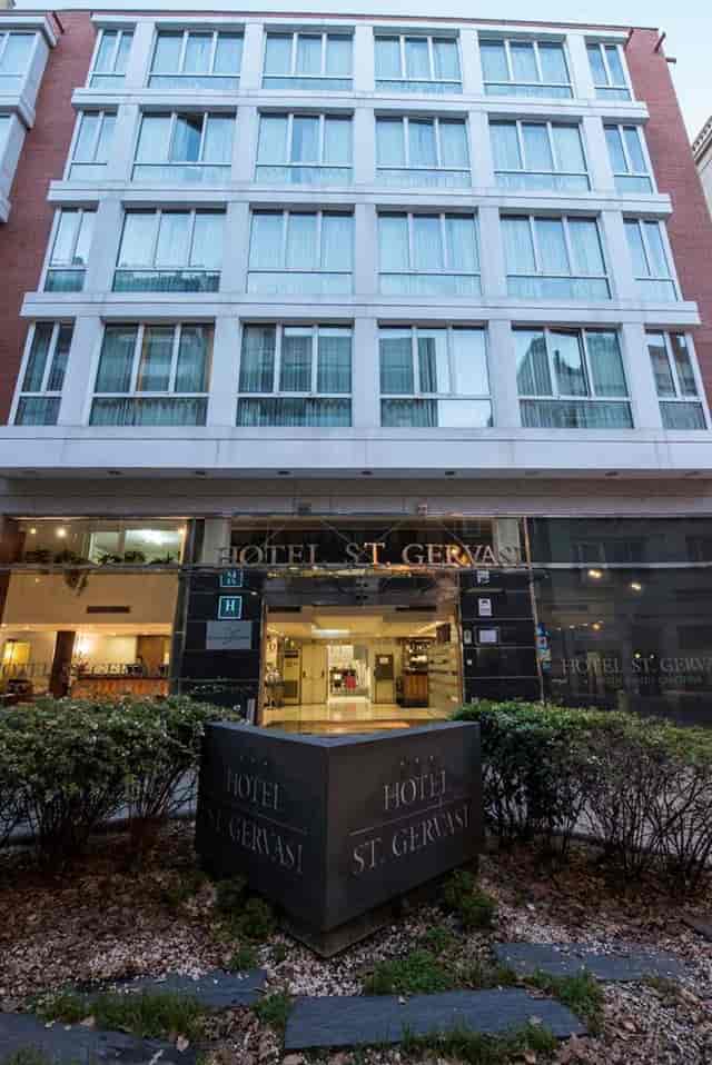 Accessible entrance at Hotel Silken Sant Gervasi for business travel and group accommodation.