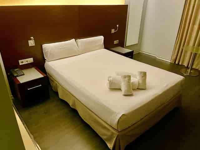 Functional meeting room at Hotel Madanis for budget business conferences and corporate events.