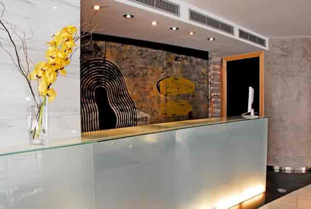 Modern hotel reception desk at Hotel Madanis for corporate event check-in.