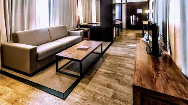 Modern hotel suite at Hotel Barcelona Universal for VIP meetings and private business consultations.