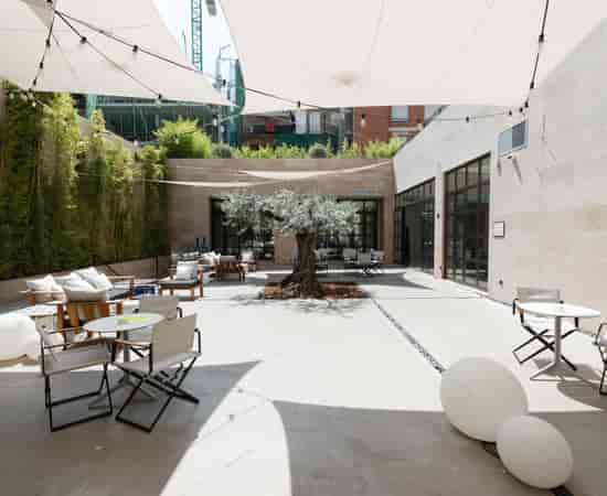 Outdoor courtyard bar at H10 Art Gallery for cocktail receptions and networking events.