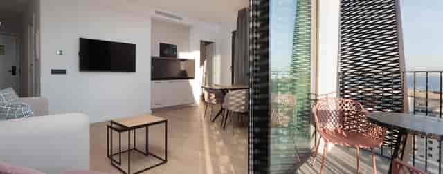 Modern Barcelona Room suite at Tembo Barcelona, ideal for VIP speakers and remote work events.