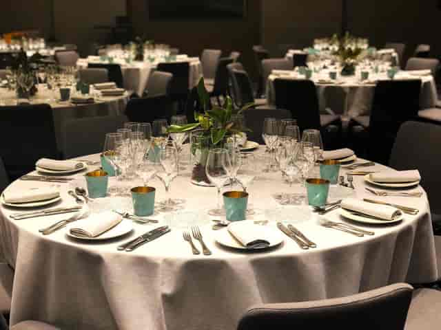 Gala setup at Almanac Barcelona with teal accents, perfect for luxury corporate and wedding events.