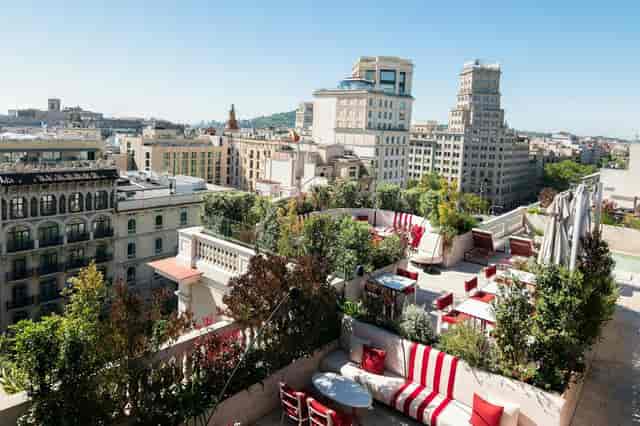 Upscale rooftop cocktail reception with city views at Almanac Barcelona for networking events.