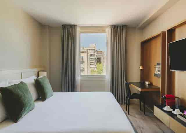 Modern guest room with workspace at Crillon Gallery Hotel Barcelona for business events.