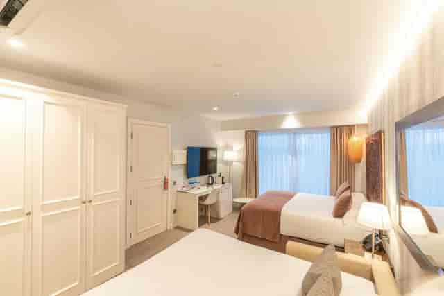 Triple room in Serennia Fira Gran Via with workspace, ideal for business travel and conferences.