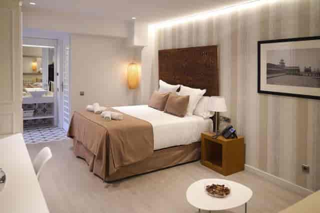 Modern Serennia Fira Gran Via hotel room with workspace for executive business travel.