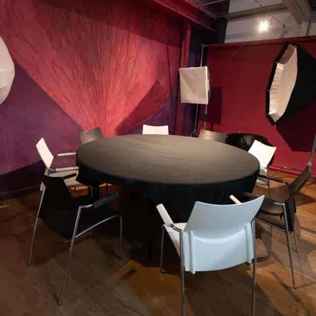 Canvas Barcelona Sala Combinada breakout room with circular table for workshops and meetings.