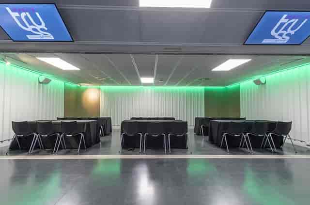 Sky Truss U-shape boardroom at Movistar Arena Madrid for corporate events and business meetings.