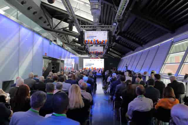 LED Room at Movistar Arena Madrid: Theater-style event venue with stage branding.