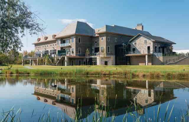 The Arlington Estate banquet hall for upscale corporate retreats and luxury social events.