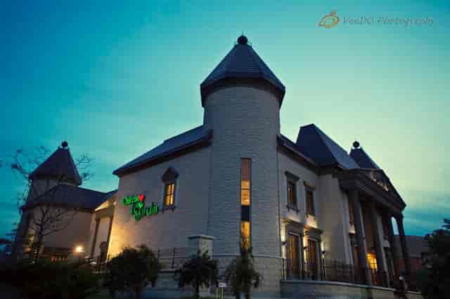 Castle-inspired Chateau Le Jardin venue for luxury weddings and corporate galas.