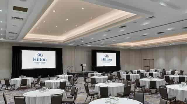 Hilton Toronto Airport pillar-free ballroom for banquet-style corporate conference and event.
