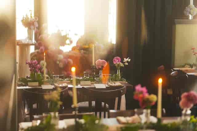 Upscale Table Champêtre dinner with floral decor and candlelight for wedding or boutique events.