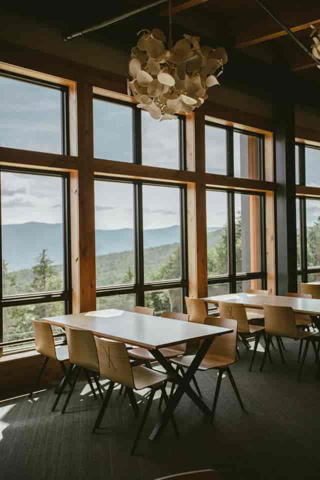 Omni Mount Washington Resort dining room for professional boardroom meetings and corporate retreats.