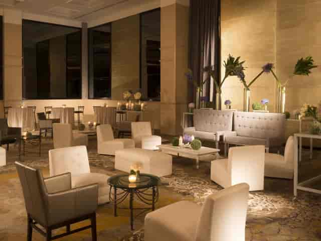 VIP lounge setup at Congress in Marquis Reforma featuring elegant soft seating for event networking.