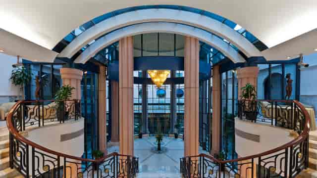 Grand atrium at Marquis Reforma hotel, ideal for luxury corporate event registration and receptions.