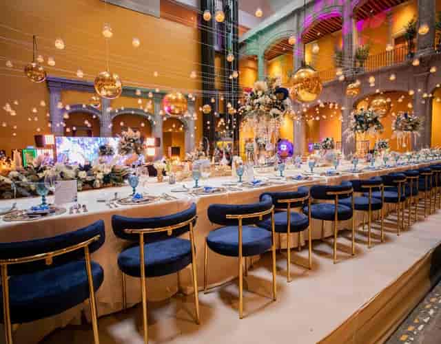 Luxury banquet at Club de Banqueros de México featuring elegant navy seating for upscale events.