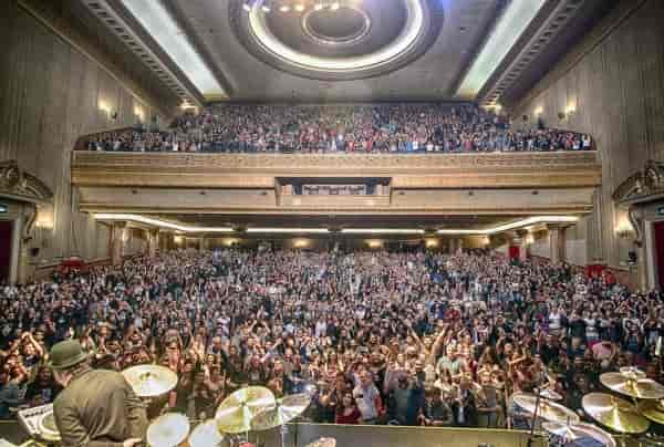 Sold-out performance at Teatro Metropolitan historic theater, orchestra and balcony capacity.