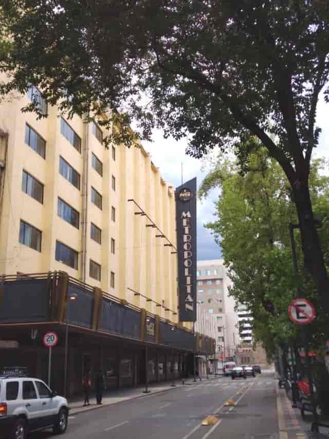 Teatro Metropólitan exterior: iconic urban venue for concerts and corporate events.