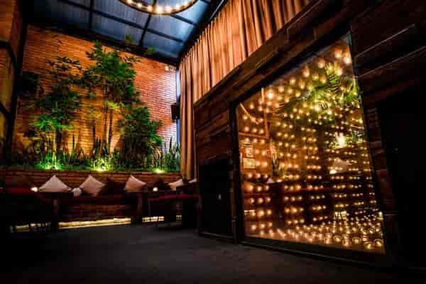 Function room with green wall for VIP networking and corporate breakout sessions.