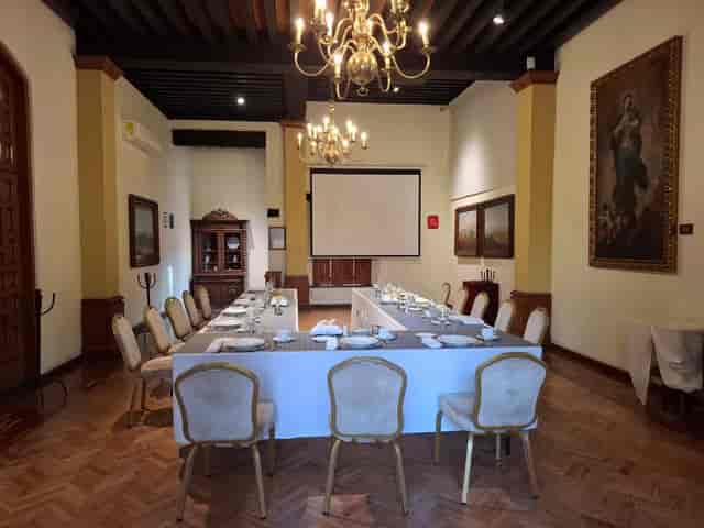 U-shaped conference setup at El Ático, Hacienda de los Morales historic event venue.