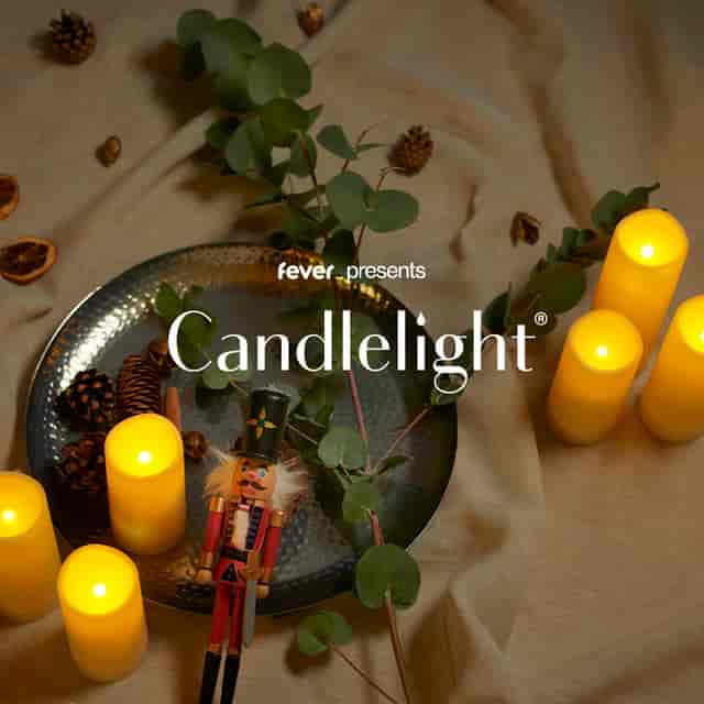 Budget-friendly holiday tablescape at Jardín de Eventos with rustic decor and LED pillar candles.